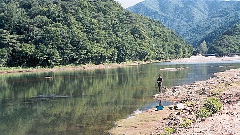 호수에서 한적하게 낚시를 즐긴다. 